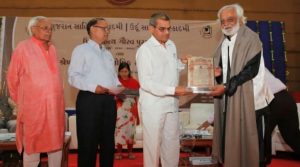 ગુજરાત ગૌરવ પુરસ્કારની સ્વીકૃતિ પ્રસંગે વસીમ મલિક
